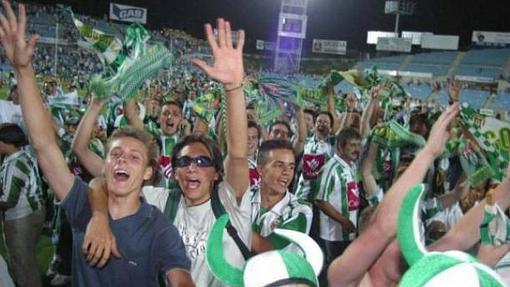 La afición blanquiverde celebró el mantenimiento de categoría