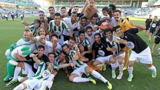 Los jugadores celebran el empate ante el Mallorca