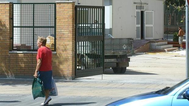 Una mujer pasa por delante de las aulas prefabricadas en el IES Medina Azahara, en 2006