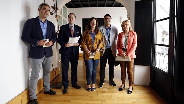 Participantes en la organización, durante la presentación de las jornadas