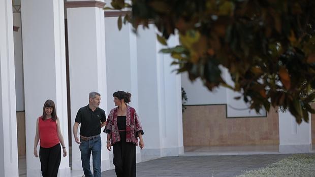 Julio Rodríguez paseando ayer por el Parlamento con Lucía Ayala (izquierda) y Teresa Rodríguez (derecha)