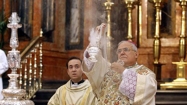 El obispo, durante una misa en la Catedral de Córdoba