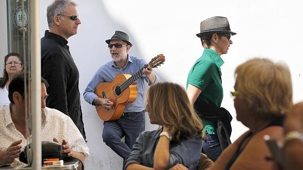 Un músico callejero toca la guitarra en una calle de Córdoba