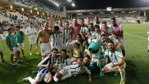 El equipo al completo celebra la clasificación para jugar el play off