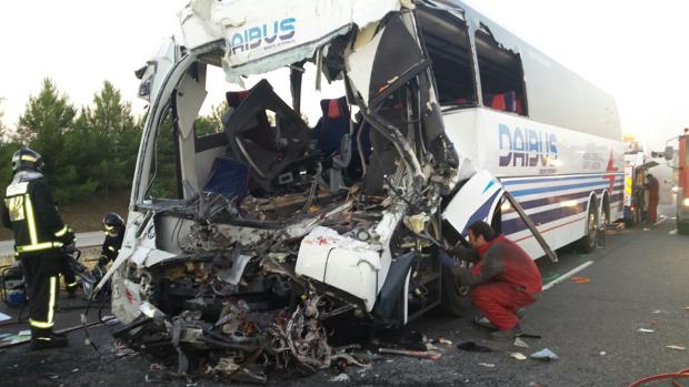 Intervención de los bomberos de Montoro en el bus accidentado