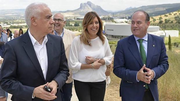 La presidenta de la Junta, junto al alcalde de Antequera Manuel Barón (derecha)