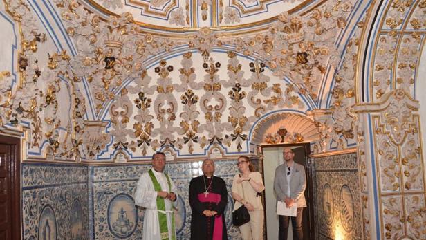 Visita del obispo al camarín barroco de la parroquia de la Paz