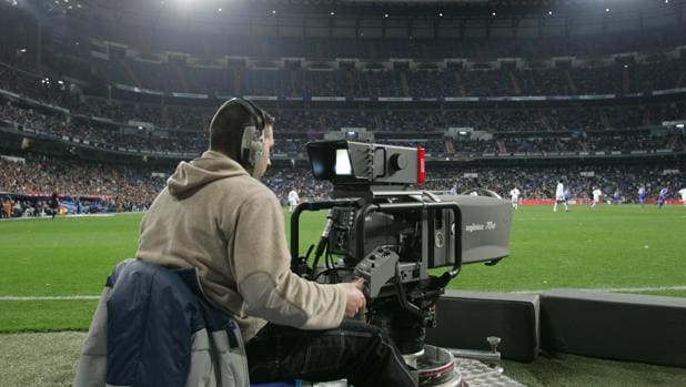 Un operador de cámara, durante un partido de fútbol