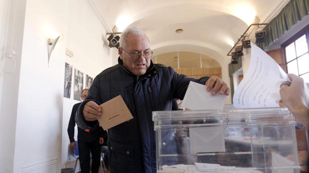 Un hombre emite su voto en un colegio electoral de Córdoba