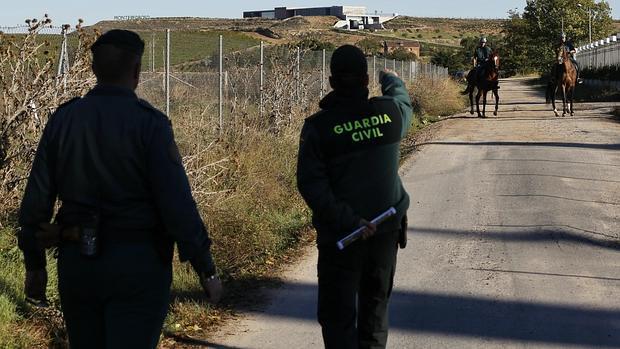 Agentes de la Guardia Civil en el campo