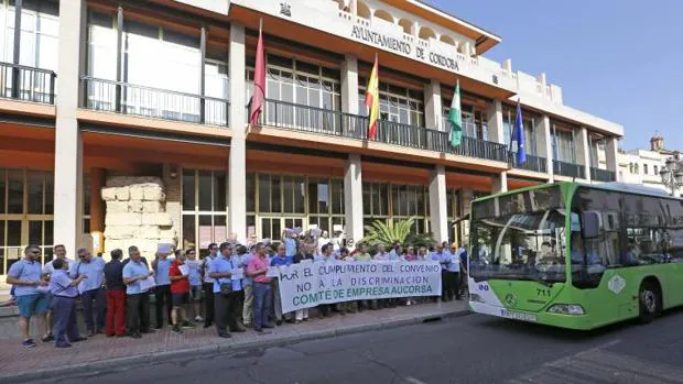 Protestas de Aucorsa ante el Ayuntamiento de Córdoba
