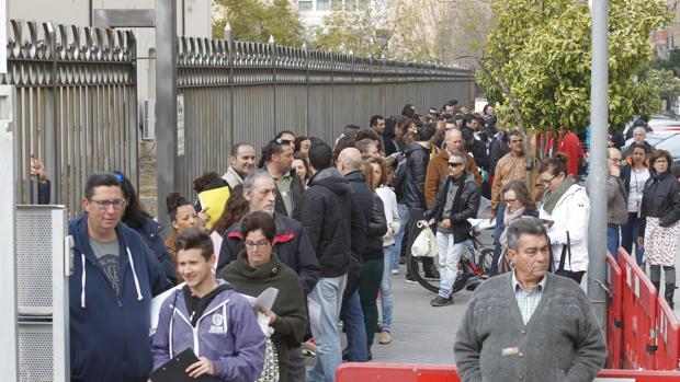 Colas para entregar en marzo pasado la solicitud para entrar en la bolsa de trabajo de Sadeco