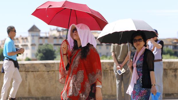 Turistas orientales en las inmediaciones de la Mezquita-Catedral