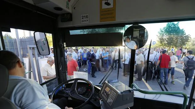 Un autobús en servicios mínimos sale de las cocheras de Aucorsa, el lunes