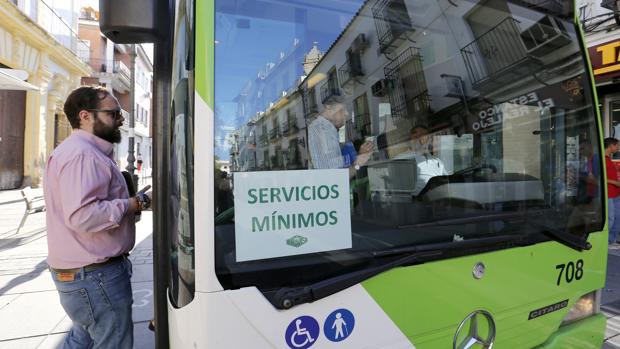 Una persona accede a uno de los autobuses de servicios mínimos