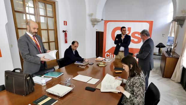 Una de las reuniones del grupo de trabajo entre PSOE y Ciudadanos sobre el impuesto de sucesiones