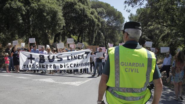 Vecinos de la barriada con la pancarta que exhibieron en el corte de la carretera