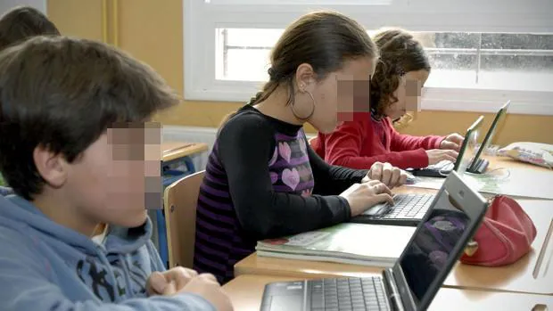 Un grupo de alumnos con los ordenadores facilitados por la Junta