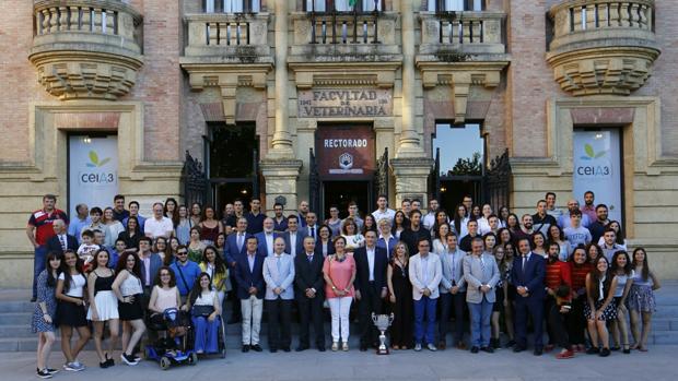 Imagen de los premiados, patrocinadores y autoridades, en la puerta del Rectorado