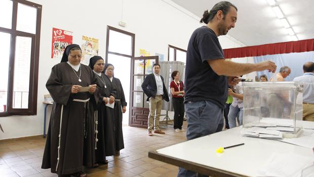 Votación durante unas elecciones en Córdoba