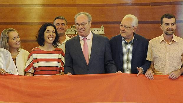 Juan Pablo Durán , en el centro, durante la recepción de la bandera de la diversidad en el Parlamento andaluz
