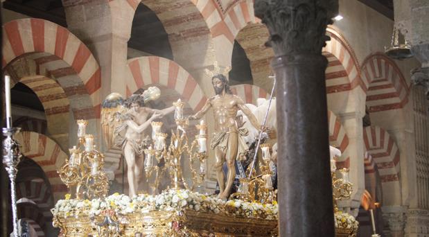 Paso del Resucitado en la Catedral