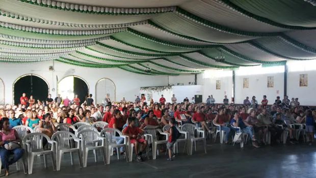 La asamblea de padres del ceip Reggio que se celebró en la carpa municipal de Puerto Real
