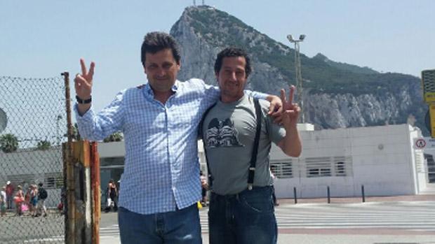 Mínguez, con tirantes, celebra su liberación tras ser detenido en Gibraltar por desplegar una bandera de España