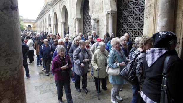 Turistas acceden al interior de la Mezquita-Catedral de Córdoba