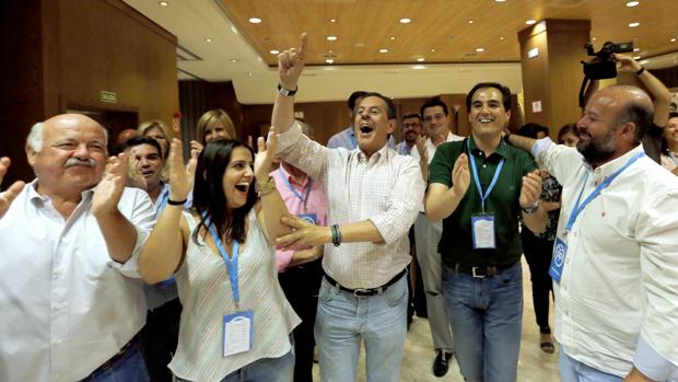 Los diputados y senadores electos del PP de Córdoba celebran su victoria