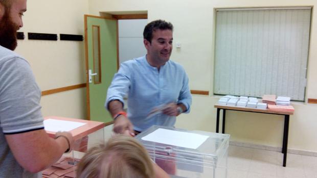 El cabeza de lista de Ciudadanos por Córdoba, Marcial Gómez, vota en su colegio electoral