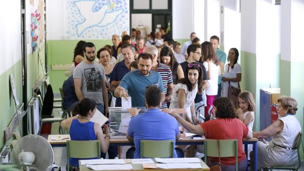 Ciudadanos hacen cola para emitir su voto en el Colegio Colón