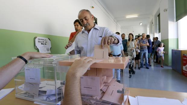 Un hombre ejerce su derecho a voto en un colegio electoral