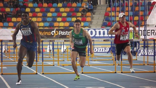 Javi López, en el centro, durante una competición