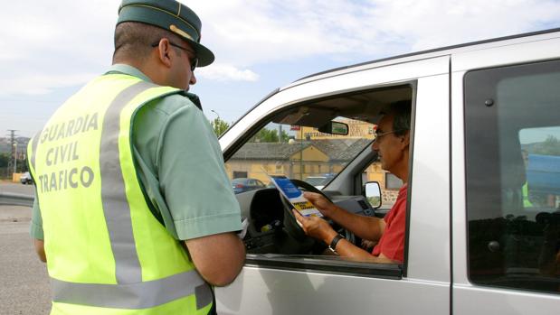 Un gurdia civil en un control rutinario de caretera