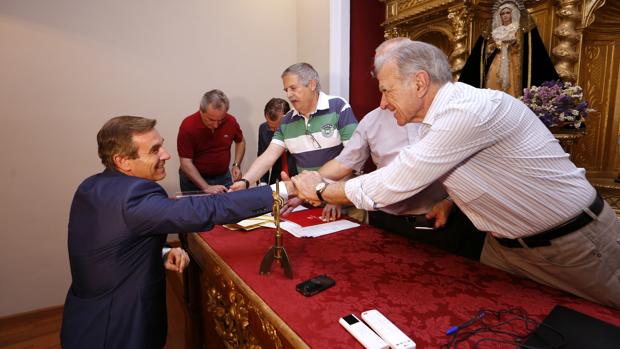 Los componentes de la mesa electoral felicitan a Francisco Gómez Sanmiguel