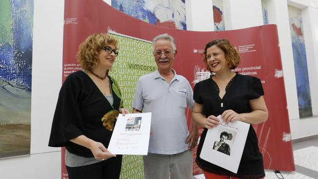 Nazario, entre Marisa Ruz y Alba Doblas, al presentar las exposiciones