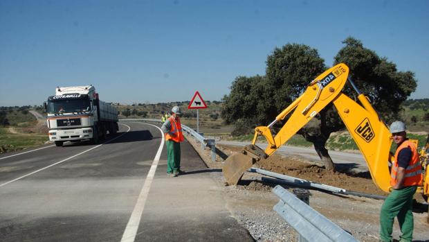 La carretera, en las proximidades de Hinojosa del Duque