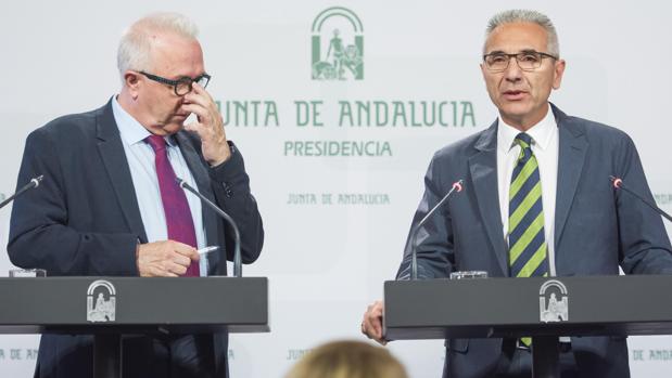 El consejero andaluz de de Economía, Innovación, Ciencia y Empleo, José Sánchez Maldonado, junto al portavoz de la Junta, Miguel Ángel Vázquez