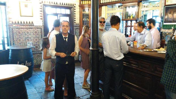 El actor (con gafas de sol) y su esposa, en El Rinconcillo el pasado miércoles