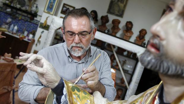 Antonio Bernal trabajando en su taller