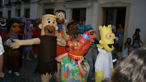 Un momento del desfile inaugural de gigantes y cabezudos de la Feria Real de 2015