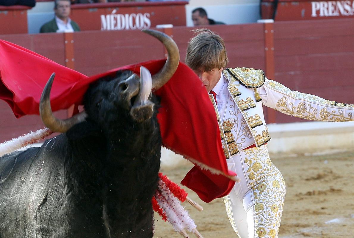 «El Cordobés» en una actuación anterior en la plaza de toros de Lucena