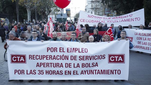 Representantes del sindicato CTA en una manifestación