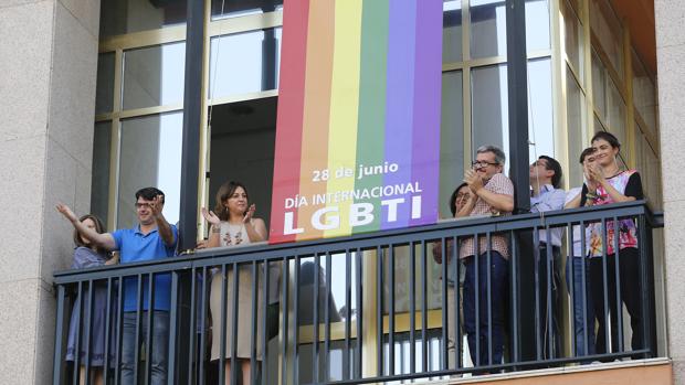 Izado de la bandera gay en el Ayuntamiento de Córdoba