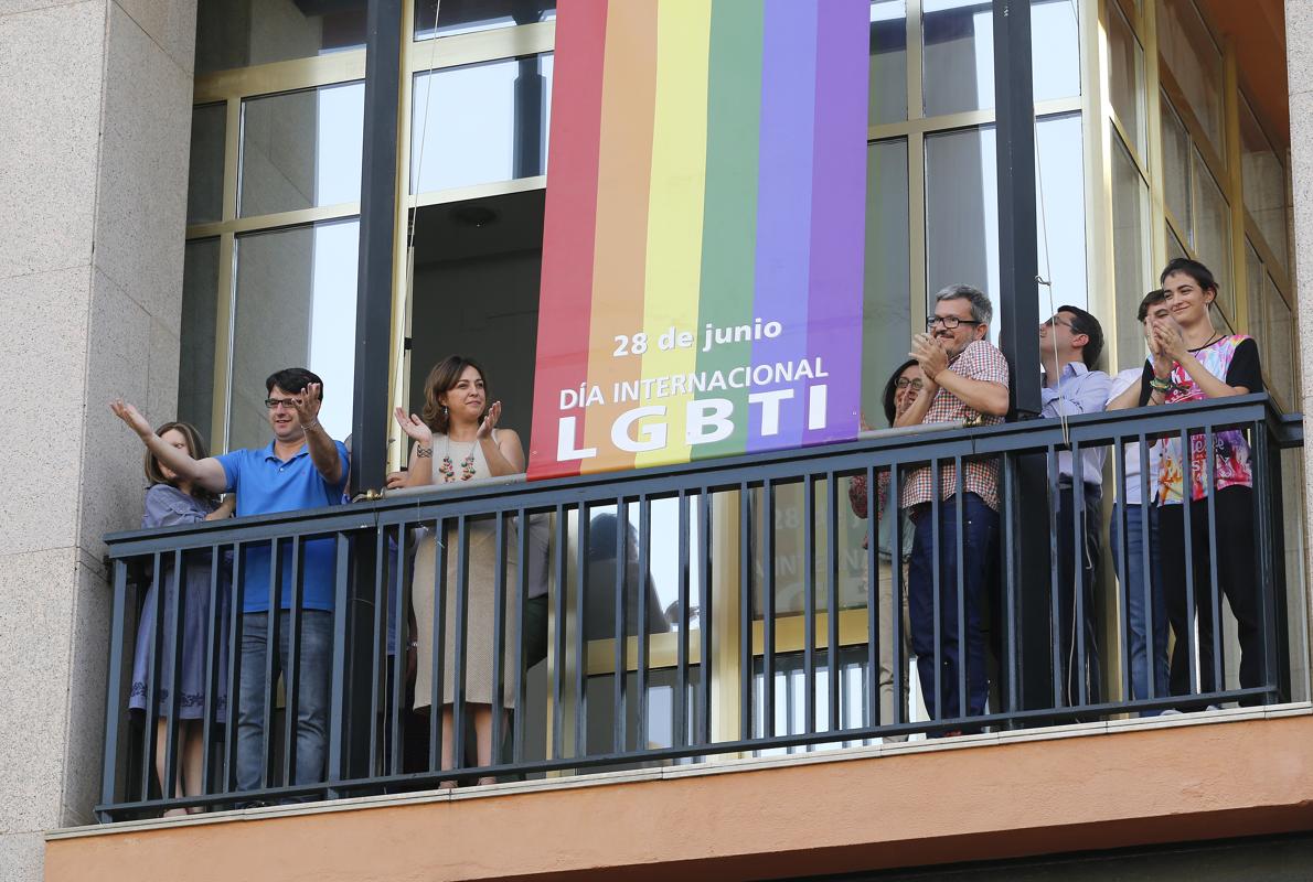 Izado de la bandera gay en el Ayuntamiento de Córdoba