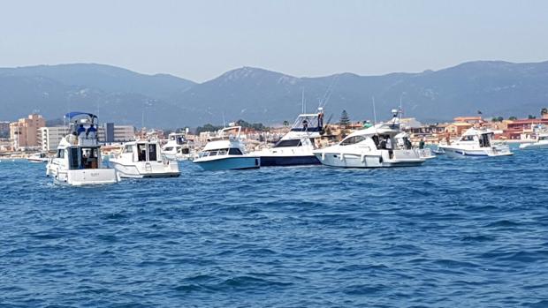 Embarcaciones concentradas en La Línea en contra de la prohibición de la captura de atún rojo