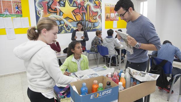 Una clase de Estrella Azahara con alumnos del barrio de Las Palmeras