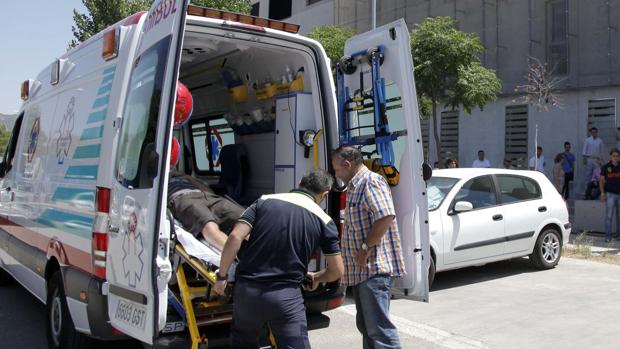 Una ambulancia atiende a un herido en una foto de archivo