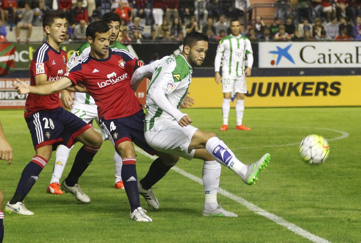 Florin controla un balón en el área de Osasuna